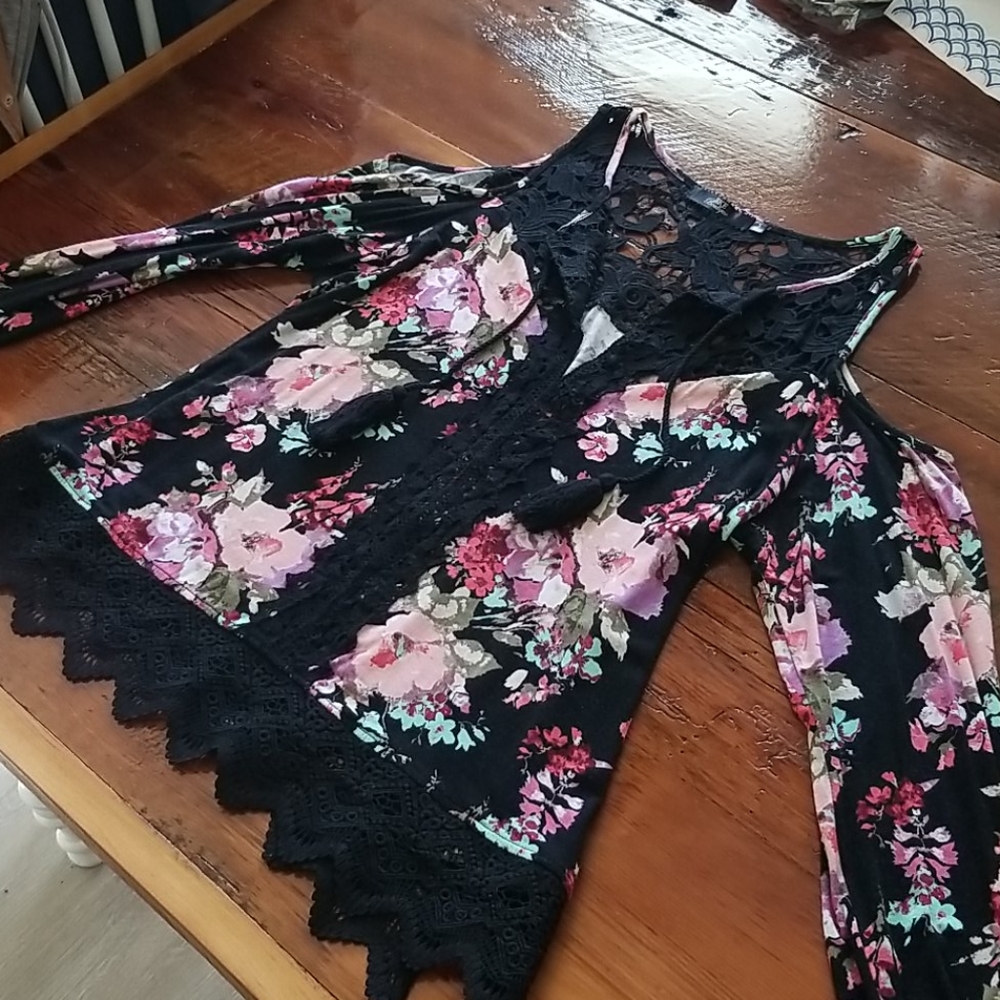 Floral and black BKE boutique top.